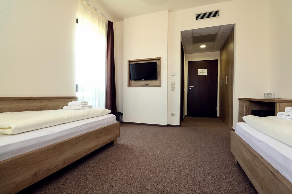 Hotel Ipari Park Panzió Szolnok Esterno foto