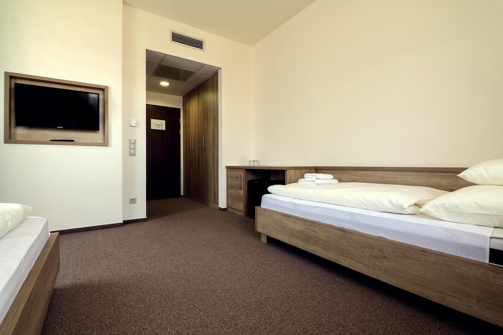 Hotel Ipari Park Panzió Szolnok Esterno foto