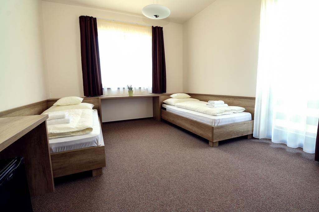 Hotel Ipari Park Panzió Szolnok Esterno foto