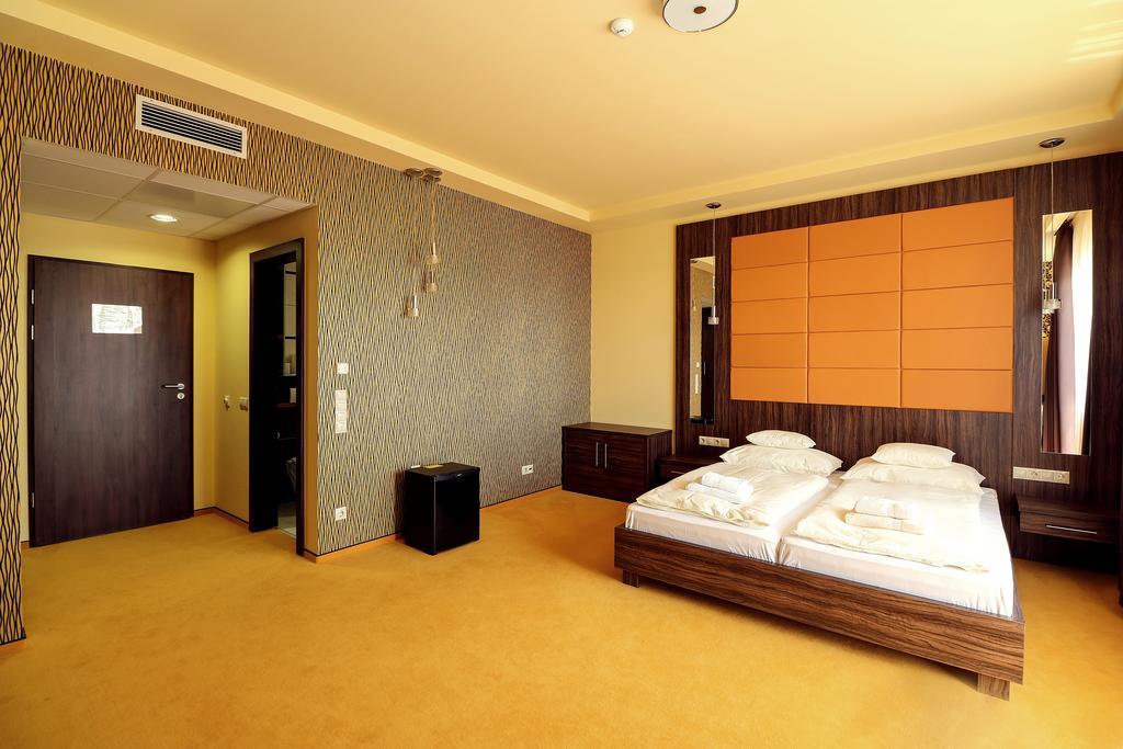 Hotel Ipari Park Panzió Szolnok Esterno foto