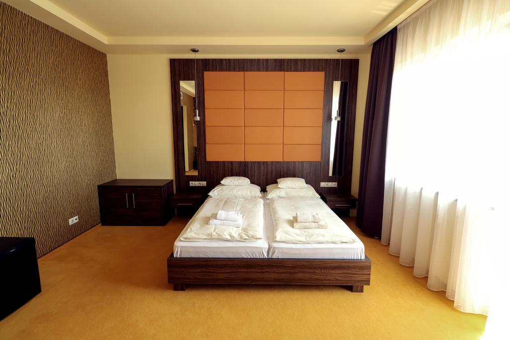 Hotel Ipari Park Panzió Szolnok Esterno foto