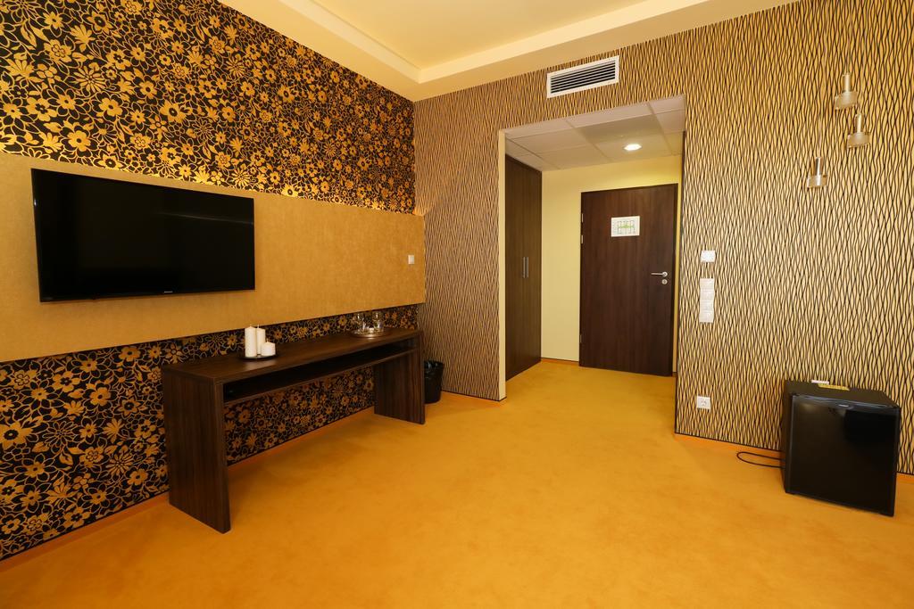 Hotel Ipari Park Panzió Szolnok Esterno foto
