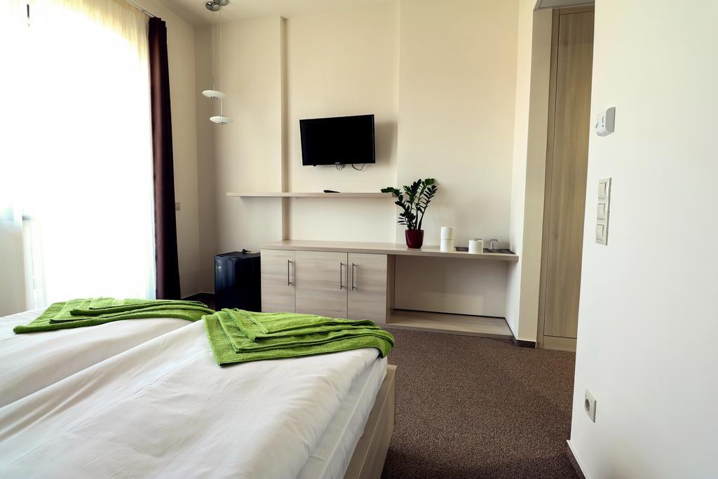 Hotel Ipari Park Panzió Szolnok Esterno foto